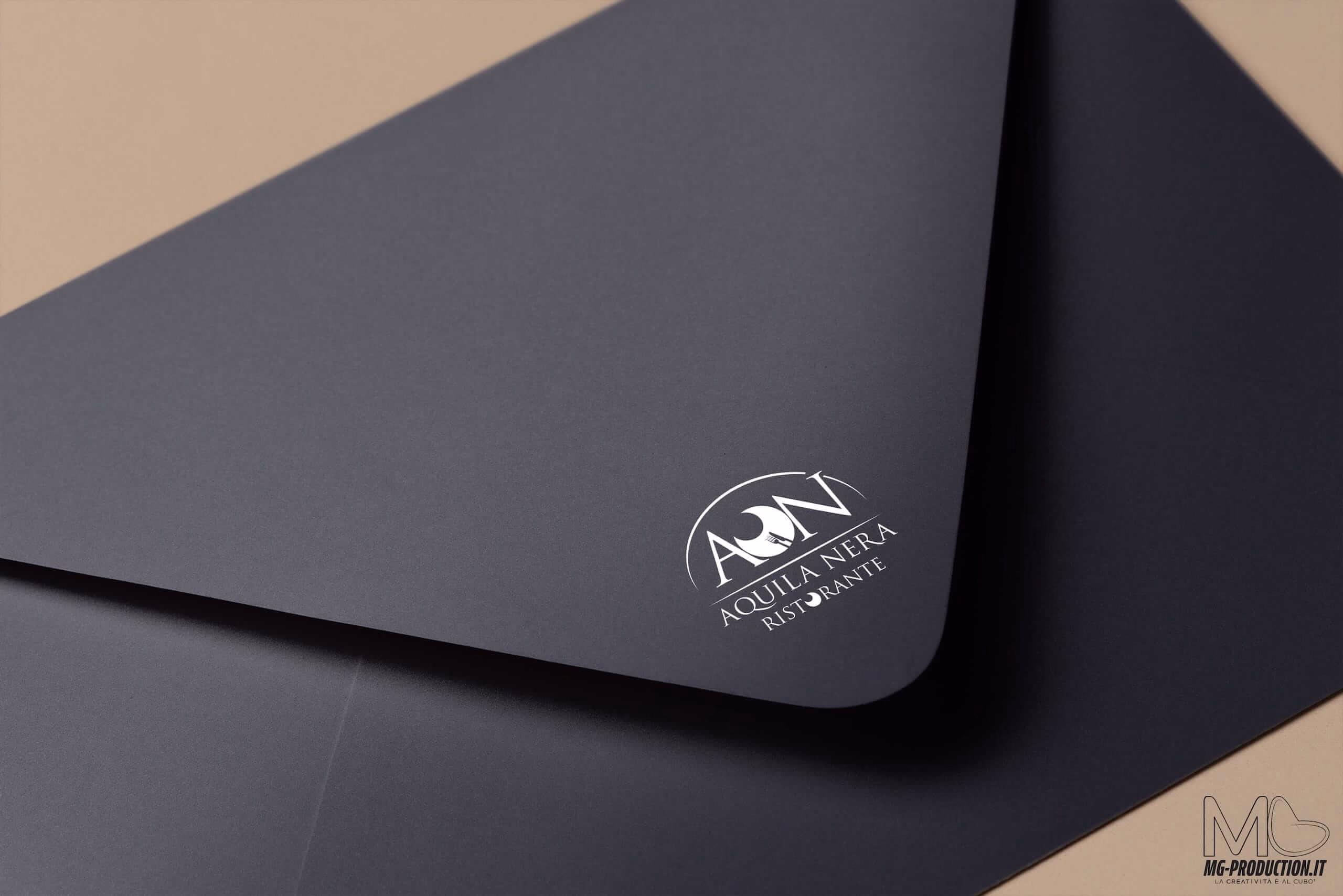 aquila-nera-logo-ristorante-mockup
